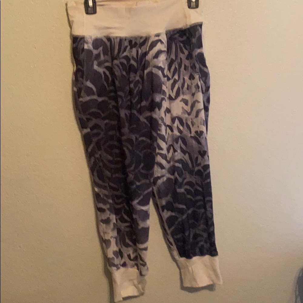 I’m selling Lululemon pants.